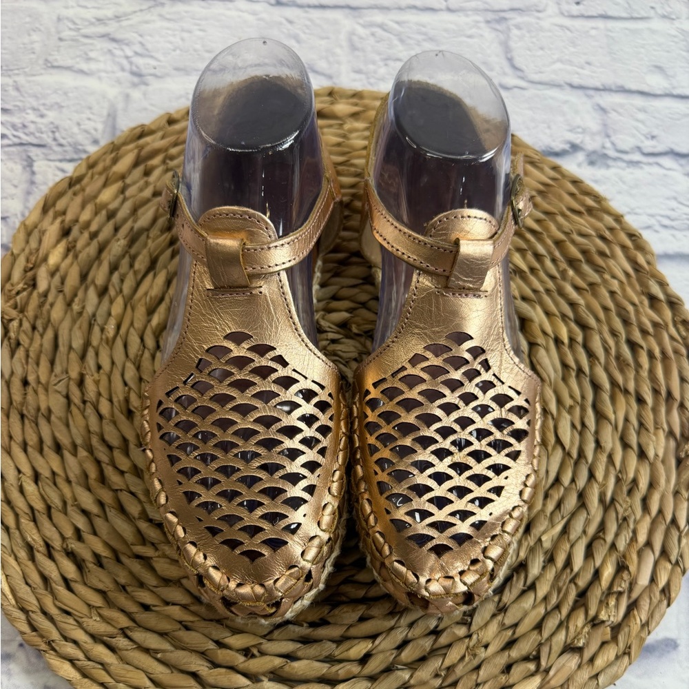 NWOT Agave Girl Metallic Rose Gold Woven T-Strap Sandals. Size 9.